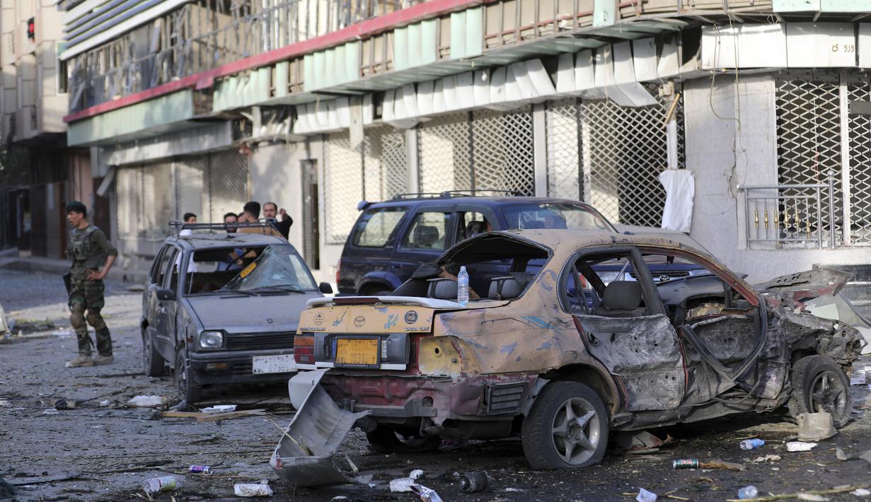 Sejumlah mobil hancur setelah serangan bom di Kabul, Afghanistan, Rabu (4/8/2021). Ledakan bom mobil yang disusul dengan tembakan sporadis menghantam Kabul, Afghanistan, pada Selasa (3/8) malam. (AP Photo/Rahmat Gul)