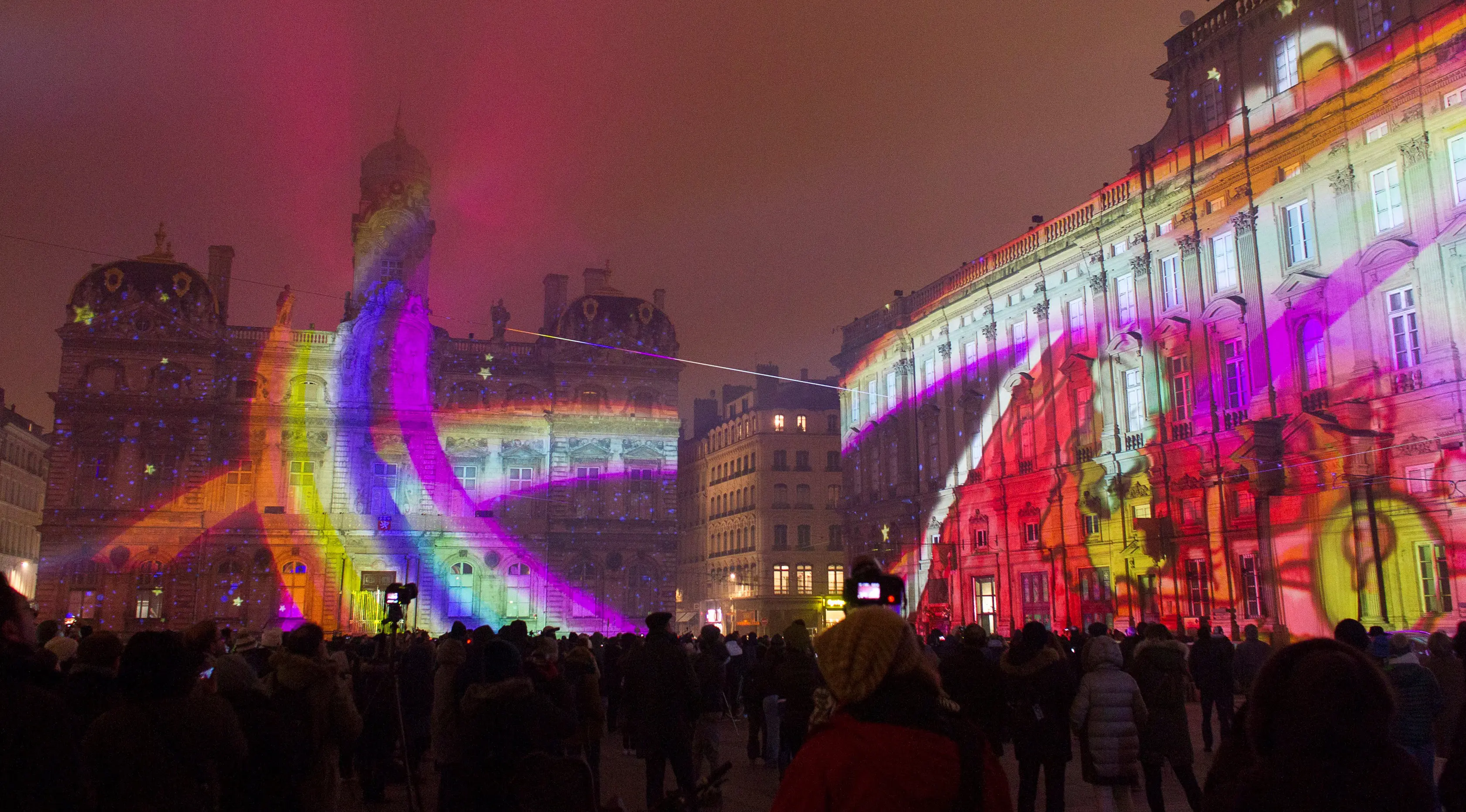 Sebuah seni instalasi lampu yang bertema Sans Dessus Dessous menghiasi bangunan des Terreaux saat persiapan Festival of Lights di pusat Kota Lyon, Prancis (7/12). Festival ini salah satu festival yang paling terkenal di Lyon. (Reuters/Emmanuel Foudrot)