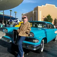 Setelah menjalankan ibadah umrah, penampilan Feni Rose belakangan ini berubah. Host salah satu acara televisi swasta itu tampil tertutup dengan berhijab. Belum lama ini, perempuan kelahiran Malang 49 tahun silam itu mengungkapkan alasannya. [Instagram/fenirose]