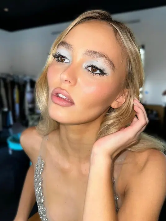 Saya benar-benar terobsesi dengan tampilan Lily-Rose Depp yang terinspirasi Y2K, yang menampilkan warna biru sedingin es yang diaplikasikan di seluruh kelopak mata dan hingga tulang alis untuk efek dramatis. [@kirinrider]