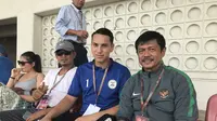 Pelatih Timnas Indonesia U-19, Indra Sjafri dan pelatih kiper Jarot Supriadi bertemu dengan kiper Filipina U-18, Quincy Julian Kammeraad di tribune Stadion Thuwunna, Yangon, Sabtu (9/9/2017). (Bola.com/Aning Jati)