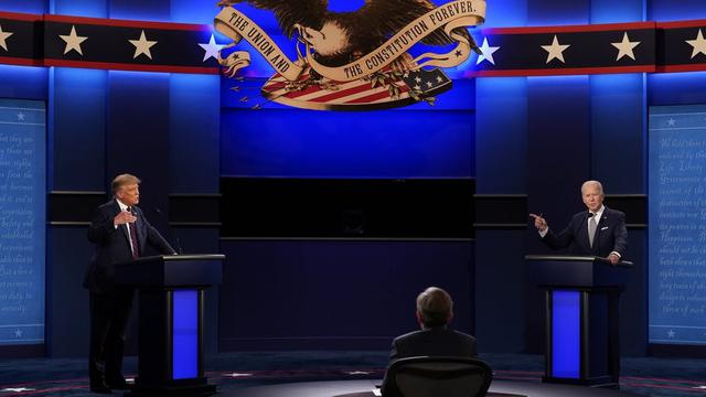 Donald Trump (kiri) dan  Joe Biden (kanan) dengan moderator Chris Wallace (tengah) dari Fox News selama debat calon presiden pertama pada Selasa (29/9/2020), di Case Western University dan Cleveland Clinic, Cleveland, Ohio. (Foto AP / Patrick Semansky)