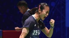 Pebulu tangkis ganda campuran Indonesia, Rehan Naufal Kusharjanto/Lisa Ayu Kusumawati melakukan selebrasi setelah mencetak poin ke arah Zheng Si Wei/Huang Ya Qiong pada laga semifinal All England 2023 di Utilita Arena, Birmingham, Inggris, 18 Maret 2023. Rehan/Lisa harus tunduk di tangan Zheng/Huang dengan skor 17-21, 21-13, dan 13-21. Meskipun begitu, mereka berhasil naik satu tingkat dan menghuni peringkat ke-14 dunia. (AP Photo/Rui Vieira)