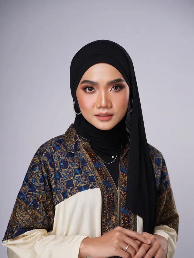 Gamis Kaftan Motif Etnik Modern (Foto: Reve Art AI)