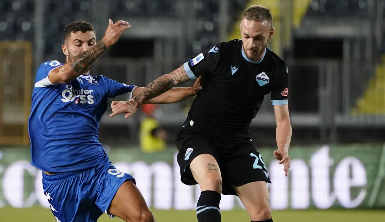 Pada menit ke-31 Lazio berbalik unggul 2-1 melalui Manuel Lazzari. Umpan satu duanya dengan Sergej-Milinkovic Savic mampu diselesaikan dengan tendangan kaki kanan yang tidak mampu diantisipasi kiper Empoli, Guglielmo Vicario. (Foto: LaPresse via AP/Marco Bucco)