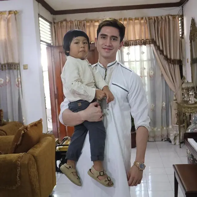 6 Potret Kedekatan Verrell Bramasta dan Adik Tirinya, Penuh Kasih Sayang
