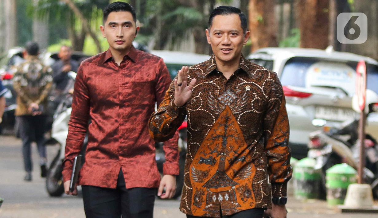 Agus Harimurti Yudhoyono, yang lebih dikenal sebagai AHY, diusulkan sebagai calon menteri dalam kabinet Prabowo Subianto. Saat AHY adalah menjabat sebagai Menteri Agraria dan Tata Ruang sekaligus Kepala Badan Pertanahan Nasional sejak 21 Februari 2024. Ia juga menjabat sebagai Ketua Umum Partai Demokrat sejak tahun 2020. (Liputan6.com/Herman Zakharia)