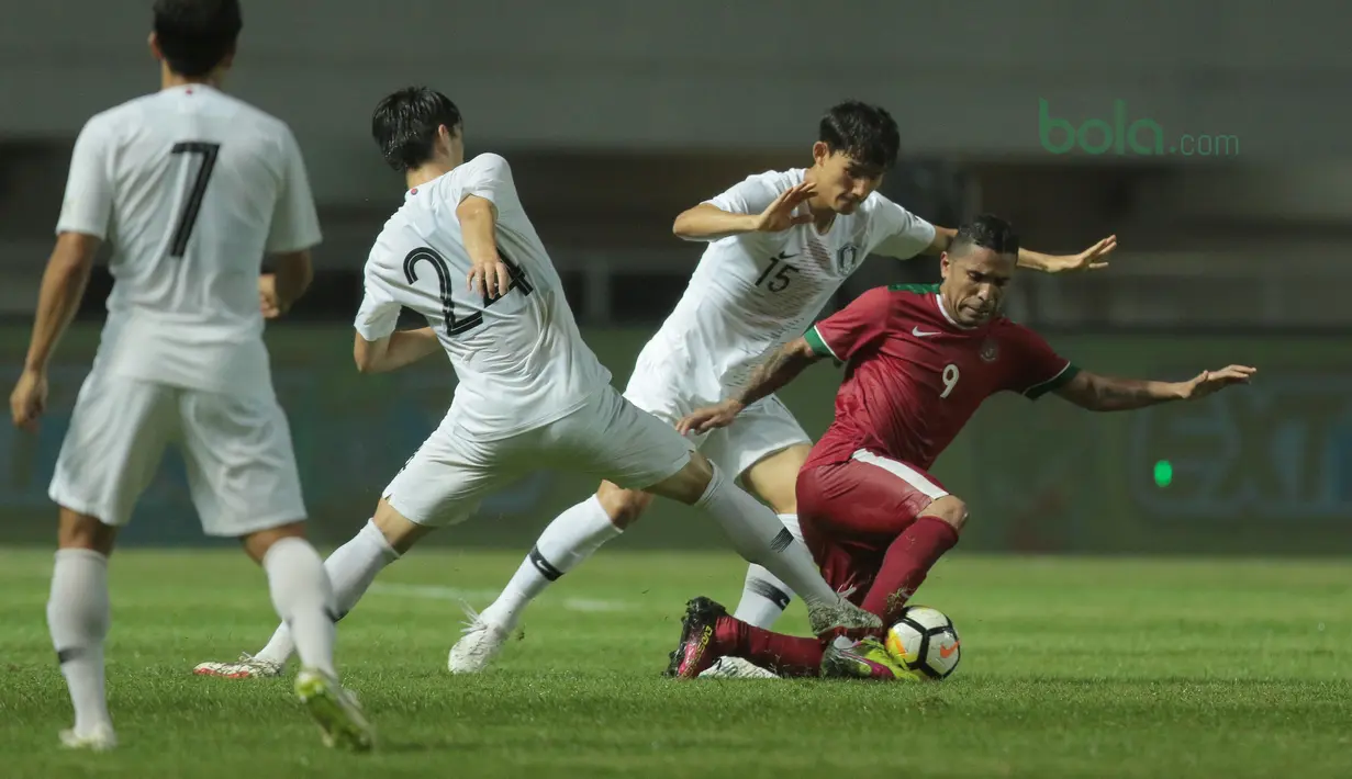 Beto Goncalves mencoba keluar dari kepungan pemain Korea Selatan U-23 pada laga uji coba di Stadion Pakansari, Bogor, (23/6/2018).  Indonesia U-23 kalah 1-2 dari Korea U-23. (Bola.com/Nick Hanoatubun)