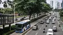 Bus Transjakarta saat melintas di Jalan Jenderal Sudirman, Senayan, Jakarta Pusat, Senin (12/9/2022). PT Transjakarta mulai hari ini kembali memperpanjang jam operasional layanan menjadi 24 jam yang berlaku di 13 koridor. Kepala Divisi Sekretaris Perusahaan Transjakarta Anang Rizkani Noor mengatakan, kebijakan ini diberlakukan untuk melayani masyarakat yang masih beraktivitas hingga larut malam. (merdeka.com/Iqbal S. Nugroho)