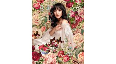 Pemotretan kali ini Naysilla Mirdad menata rambut panjangnya dengan gaya wavy hair, berpotongan poni depan yang cantik.