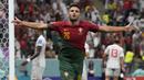 Goncalo Ramos. Pemain keempat Portugal alias terbaru yang mampu mencetak hattrick di Piala Dunia adalah Goncalo Ramos. Striker beusia 21 tahun milik Benfica ini mampu mencetak tiga gol saat Portugal menang 6-1 atas Swiss pada babak 16 Besar Piala Dunia 2022 (6/12/2022). Keberhasilannya tak lepas dari kebijakan pelatih Fernando Santos mencadangkan Cristiano Ronaldo dalam laga melawan Swiss. (AP/Alessandra Tarantino)