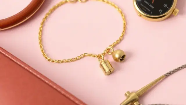 Gelang Emas dengan Lonceng Mini