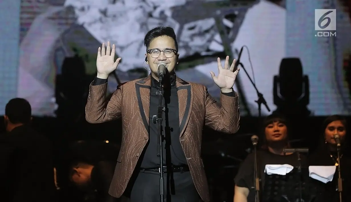 Penyanyi Aderaprabu Lantip Trengginas alias Adera dalam konser 'Harmonia: Titik Balik' di Balai Sarbini, Jakarta, Kamis (14/2). Konser yang juga diisi oleh penyanyi Glenn Fredly tersebut berlangsung tepat di hari Valentine. (Fimela.com/ Bambang E. Ros)