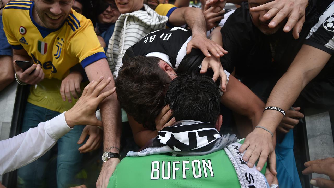 Pelukan Tifosi Juventus untuk Gianluigi Buffon