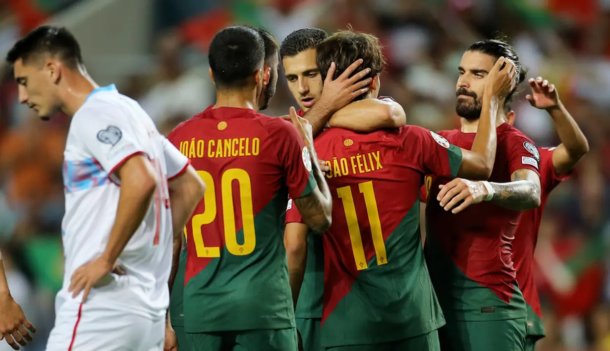 Para pemain Portugal merayakan gol Joao Felix ke gawang Luksemburg pada pertandingan sepak bola Grup J Kualifikasi Euro 2024 di Stadion Algarve, luar Faro, Portugal, Senin (11/9/2023). Portugal menang 9-0 atas Luksemburg. (AP Photo/Joao Matos)