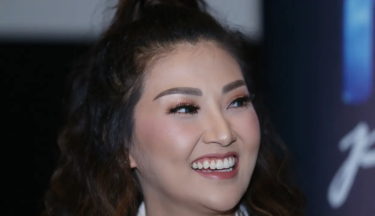 Setelah mendapat izin dari suaminya, Wenda bermain dalam film horor garapan Ubay Fox. Syuting film berlangsung di Bandung, Jawa Barat itu. Pengalaman mistis pernah dialami saat menjalani syuting. (Nurwahyunan/Bintang.com)