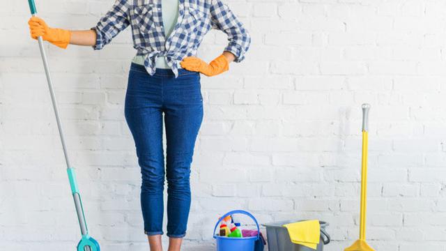 Ilustrasi membersihkan rumah, isoman