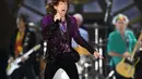 Band pemilik hit ‘Honky Tonk Women’ ini beraksi di Tel Aviv, Israel (4/6/2014) dalam bagian konser mereka yang bertajuk ‘On Fire’. The Rolling Stones telah menyuguhkan aksi panggung spektakuler di berbagai belahan dunia. (Bintang/EPA)