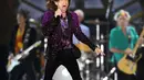 Band pemilik hit ‘Honky Tonk Women’ ini beraksi di Tel Aviv, Israel (4/6/2014) dalam bagian konser mereka yang bertajuk ‘On Fire’. The Rolling Stones telah menyuguhkan aksi panggung spektakuler di berbagai belahan dunia. (Bintang/EPA)