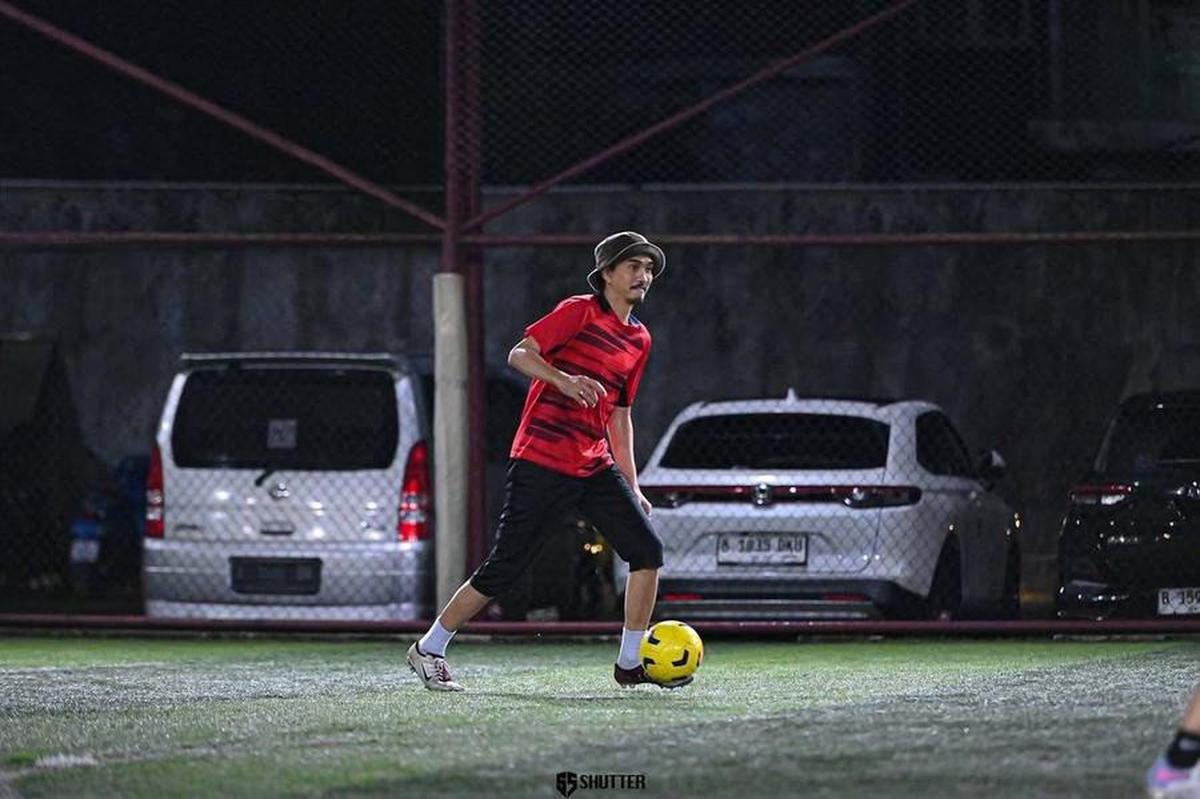 Potret Duta Sheila on 7 Genap Berusia 45 Tahun, Mata Tak Bisa Berdusta - Cara Lihat HP Bikin Fans Ngakak