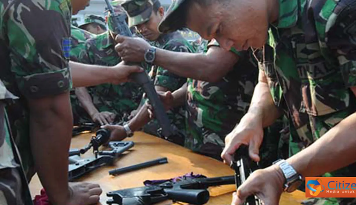 Citizen6, Surabaya: Prajurit Kobangdikal tengah mengadakan pembinaan dan Latihan bongkar pasang senjata, yang digelar di Lapangan RE. Martadinata, Kesatrian bumimoro, Surabaya, Kamis (12/7).( Pengirim: Penkobangdikal).