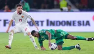 Pemain Timnas Indonesia, Calvin Verdonk, menjaga ketat pemain Arab Saudi, Mohammed Kanno, pada pertandingan lanjutan putaran ketiga Kualifikasi Piala Dunia 2026 Zona Asia di Stadion Utama Gelora Bung Karno (SUGBK), Senayan, Selasa (19/11/2024). (Bola.com/M Iqbal Ichsan)