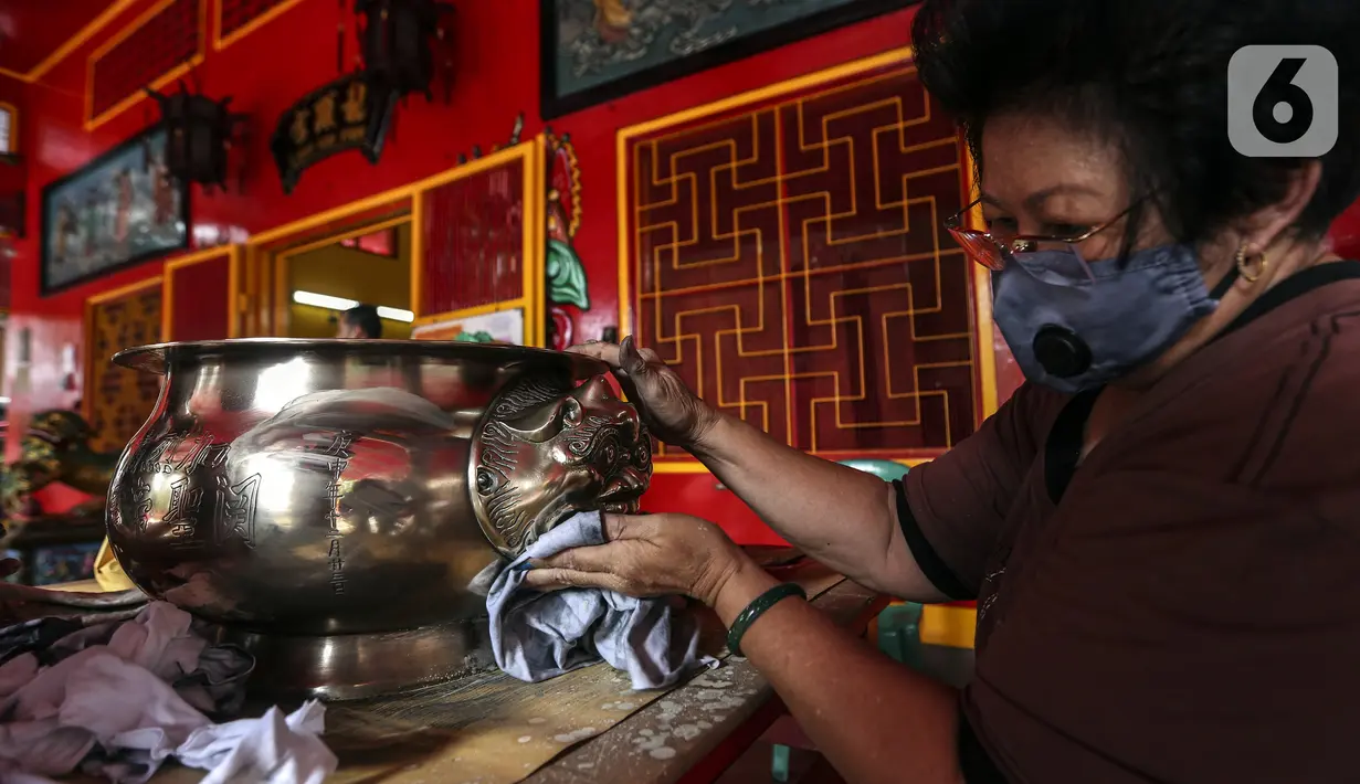Warga membersihkan benda di Vihara Amurva Bhumi, Jakarta, Selasa (25/1/2022). Kegiatan bersih-bersih tersebut dilakukan dalam rangka menyambut perayaan Imlek 2573 Kongzili pada 1 Februari 2022 mendatang. (Liputan6.com/Johan Tallo)