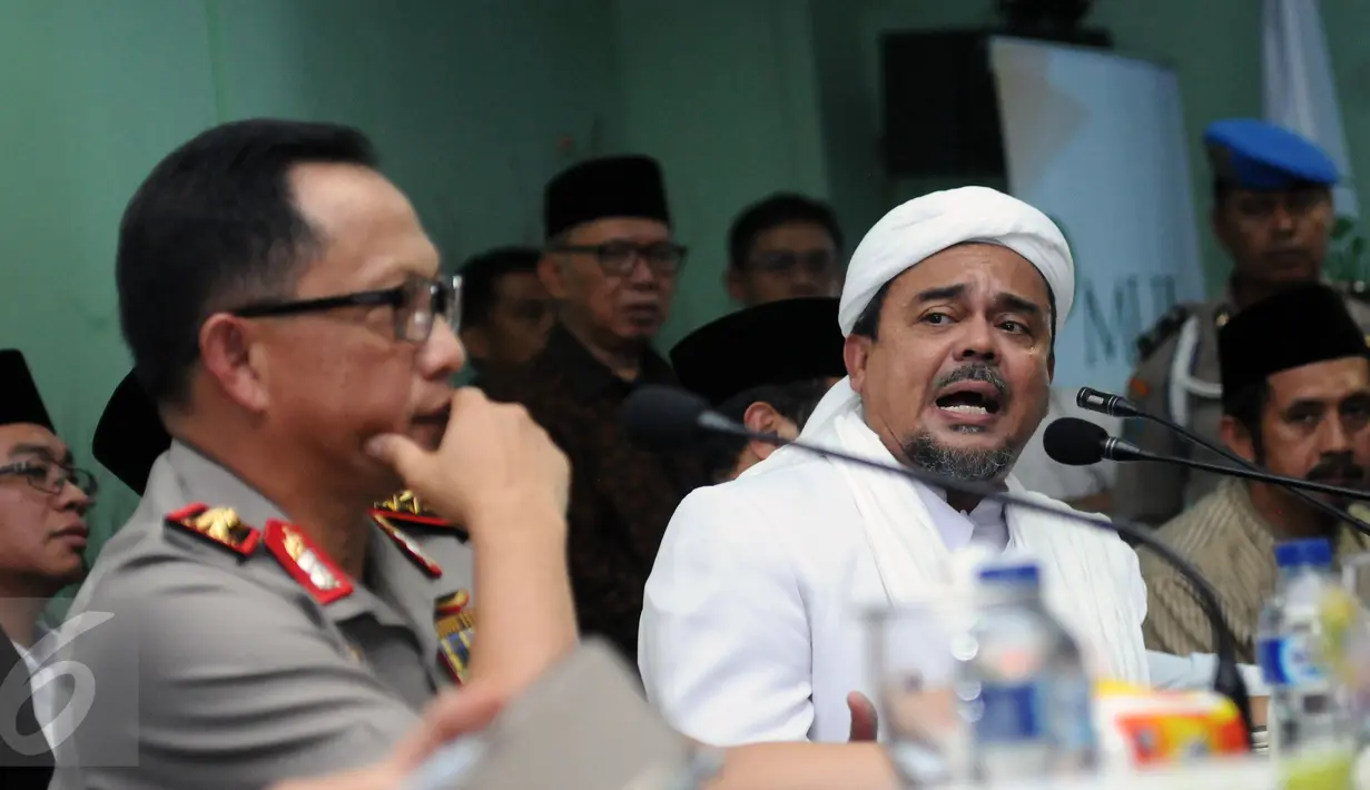 Ketua Dewan Pembina GNPF-MUI, M Rizieq Shihab (kanan) memberi keterangan di gedung MUI, Jakarta, Senin (28/11). GNPF dan pihak Kepolisian mencapai kesepakatan sehingga aksi pada 2 Desember mendatang bisa tetap digelar. (Liputan6.com/Helmi Fithriansyah)
