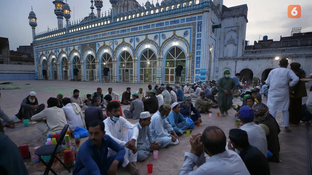 Potret Kebersamaan Umat Muslim Pakistan saat Buka Puasa