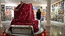 Mahkota dan ansambel jubah khas Freddie Mercury, dikenakan selama Tur 'Magic', dipajang di ruang lelang Sotheby di London, Kamis, 3 Agustus 2023. (AP Photo/Kirsty Wigglesworth)