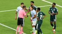 Wasit Maurizio Mariani menggunakan baju berwarna pink saat memimpin pertandingan Arab Saudi vs Uruguay di Grup H Piala Dunia 2026 yang berlangsung di Miami Stadium, Selasa (16/6/2026) pagi WIB. (Molly Darlington/Getty Images/AFP)