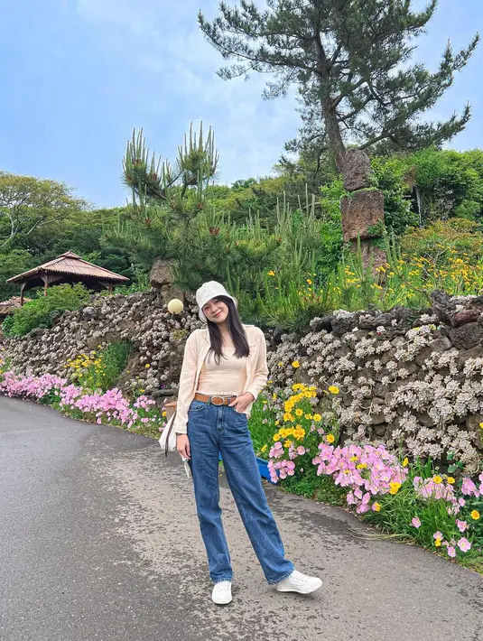 Gimana? Gaya fashion mendasar Amelia Tantono terlihat sederhana dan mudah diterapkan, kan? [IG @amelia_tantono]