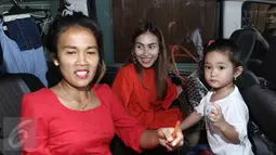 Ayu Ting Ting bersama anaknya didalam mobil bersiap meninggalkan kediamannya, Depok, Jawa Barat, Selasa (21/03). Hubungan Ayu Ting Ting dan mantan suaminya, Henry Baskoro Hendars (Enji) kembali memanas. (Liputan6.com/Herman Zakharia)