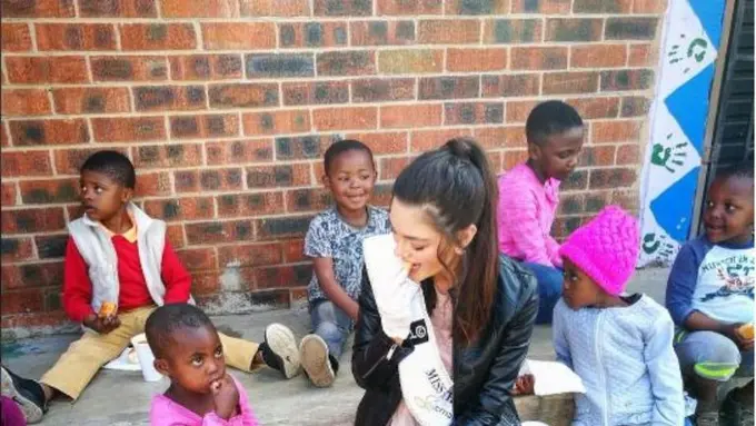 [Bintang] Menyuapi Bocah Afrika, Ratu Kecantikan Ini Malah Dibully