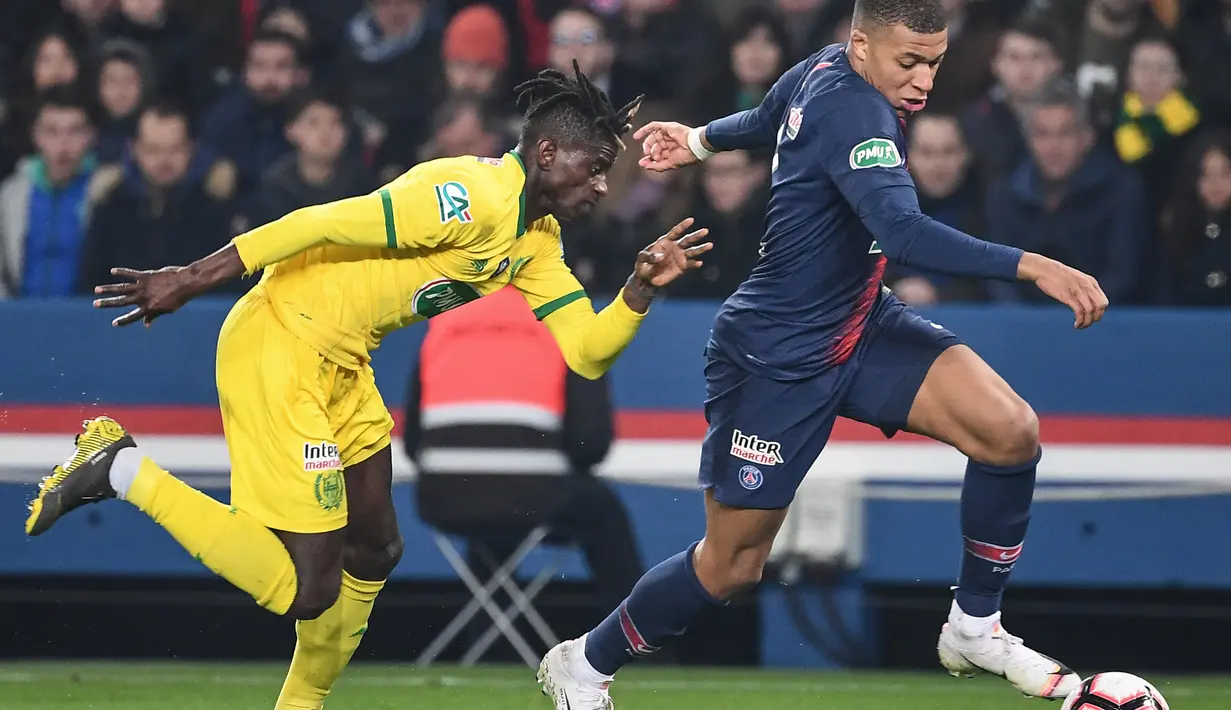 Striker Paris Saint-Germain (PSG), Kylian Mbappe, berebut bola dengan bek FC Nantes, Edgar Le, pada laga semifinal Piala Prancis 2019 di Stadion Parc des Princes, Rabu (3/4). PSG menang 3-0 atas FC Nantes. (AFP/Anne-Christine Poujoulat)