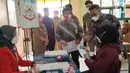 Sekretaris Perusahaan Bank DKI, Herry Djufraini (kanan) berbincang siswi pada program Literasi Keuangan dan Sentra Vaksinasi di SMA 111 Jakarta, Selasa (31/8/2021). Kegiatan sentra vaksinasi diikuti 200 siswa yang mendapatkan vaksin sinovac dosis 1 dan 2. (Liputan6.com/HO/BDKI)