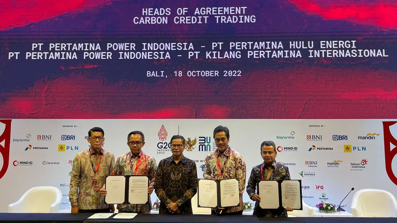 PT Pertamina Hulu Energi (PHE) melakukan penandatanganan Perjanjian Pokok (Heads of Agreement – HOA) Perdagangan Karbon Kredit dengan PT Pertamina Power Indonesia (PPI) di Bali, Selasa (18/10/2022). (Dok Pertamina)
