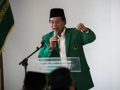Ketua Umum PPP versi Muktamar Jakarta, Djan Faridz saat memberi sambutan di Mukernas II PPP, Jakarta, Selasa (29/3). Djan  menjanjikan umroh gratis untuk setiap pengurus DPC, DPW dan DPP atas kemenangan partainya di MA. (Liputan6.com/Faizal Fanani)
