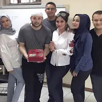 Tepat pada 14 Januari 2018, usia penyanyi Ridho Rhoma genap 29 tahun. Bertepatan dengan usianya tersebut, anak penyanyi dangdut Rhoma Irama itu mendapat kejutan kue ulang tahun. (Instagram/natalie_sarahs)