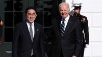 Presiden Amerika Serikat Joe Biden dan Perdana Menteri Jepang Fumio Kishida saat bertatap muka di Gedung Putih pada Jumat (13/1/2023). (Dok. AFP)