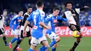 Gelandang Juventus, Juan Cuadrado (kanan) berebut bola dengan gelandang Napoli Diego Demme (kedua kanan) selama pertandingan lanjutan Liga Serie A Italia di Stadio San Paolo di Naples (26/1/2020). Napoli menang tipis atas Juventus 2-1. (AFP Photo/Alberto Pizzoli)