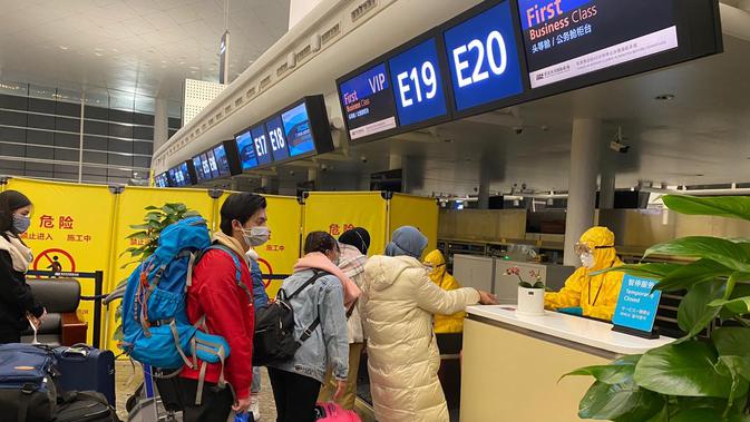 Proses check in di bandara Wuhan. (Source: KBRI Beijing)