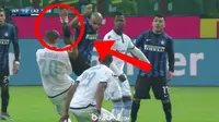 Video Melo pemain sepak bola dari Inter Milan melakukan tendangan Kung Fu ke pemain Lazio yang di ganjar kartu merah.