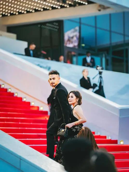 Detail bordir floral benang emas memberi nuansa klasik mewah, sementara siluet panjang menyapu lantai menciptakan kesan glamor yang timeless. Mini handbag Chanel dan perhiasan dari brand miliknya sendiri, ILY Gold, menjadi pelengkap yang membuat tampilannya terasa personal sekaligus fashionable.