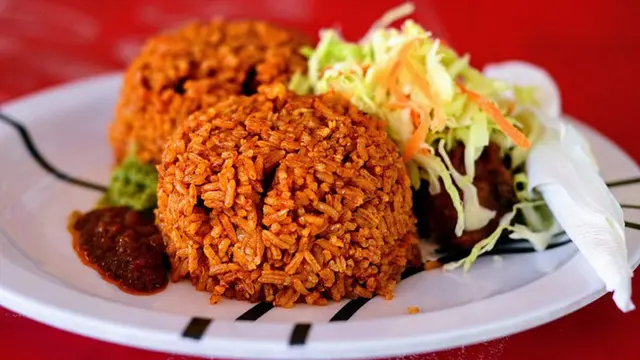 Ilustrasi nasi jollof. (Wikimedia Commons/Noah Alorwu)