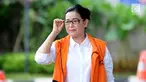Terdakwa kasus pemberian keterangan palsu e-KTP, Miryam S Haryani meninggalkan Gedung KPK usai menjalani pemeriksaan, Jakarta, Selasa (7/11). Miryam mengaku diperiksa terkait hubungan dengan Ketua DPR Setya Novanto. (Liputan6.com/Helmi Fithriansyah)
