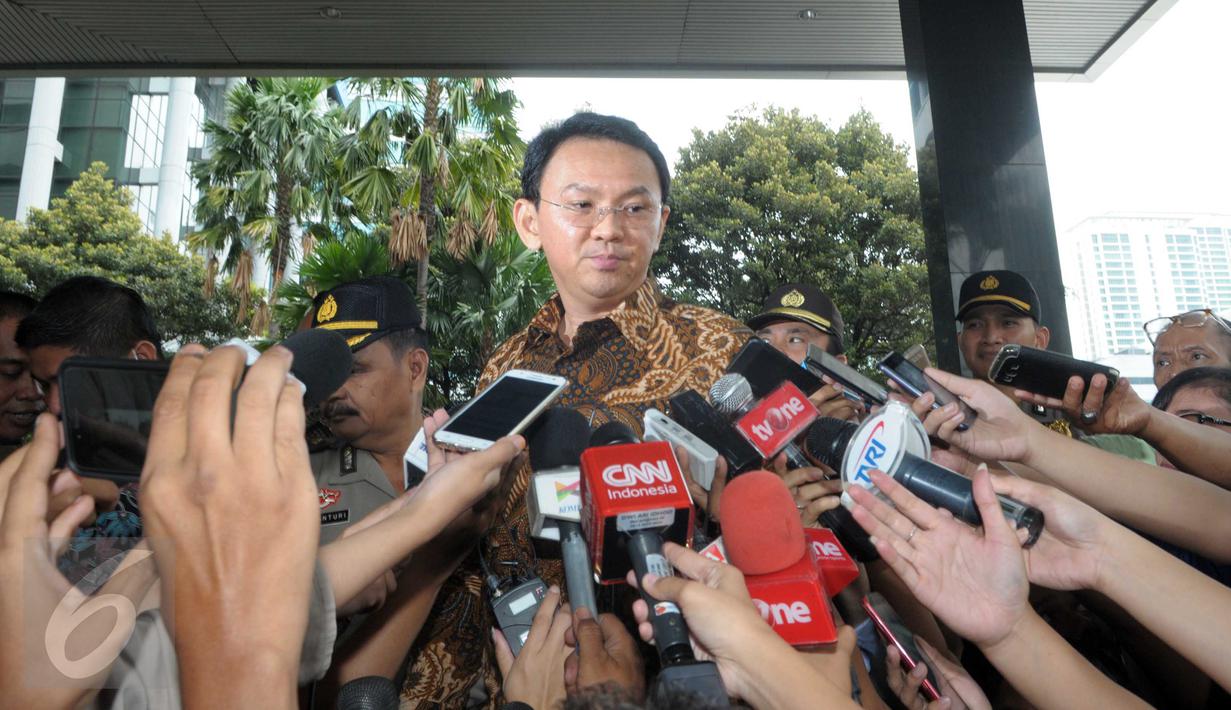 Gubernur DKI Jakarta Basuki 'Ahok' Tjahaja Purnama memberikan keterangan setibanya di Gedung KPK, Jakarta, Selasa (12/4). Ahok memenuhi panggilan KPK terkait pemberian keterangan soal perkara pembelian lahan RS Sumber Waras (Liputan6.com/Helmi Afandi)