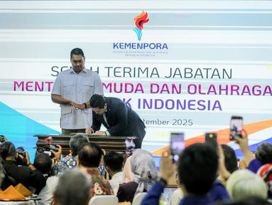 Serah terima jabatan Menteri Pemuda dan Olahraga Republik Indonesia (Menpora RI) periode 2023-2025, Dito Ariotedjo (kiri) kepada Menteri Pemuda dan Olahraga Republik Indonesia (Menpora RI) periode 2025-2029, Erick Thohir dalam acara yang berlangsung di Auditorium Wisma Kemenpora, Senayan, Kamis (18/09/2025). (Bola.com/Bagaskara Lazuardi)