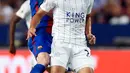 Penyerang Leicester City, Shinji Okazaki mengontrol bola dari hadangan bek Barcelona, Jeremy Mathieu di International Champions Cup di Friends Arena, Stockholm, Swedia, (4/8). Barcelona menang atas Leicester dengan skor 4-2. (Reuters/Adam Holt)