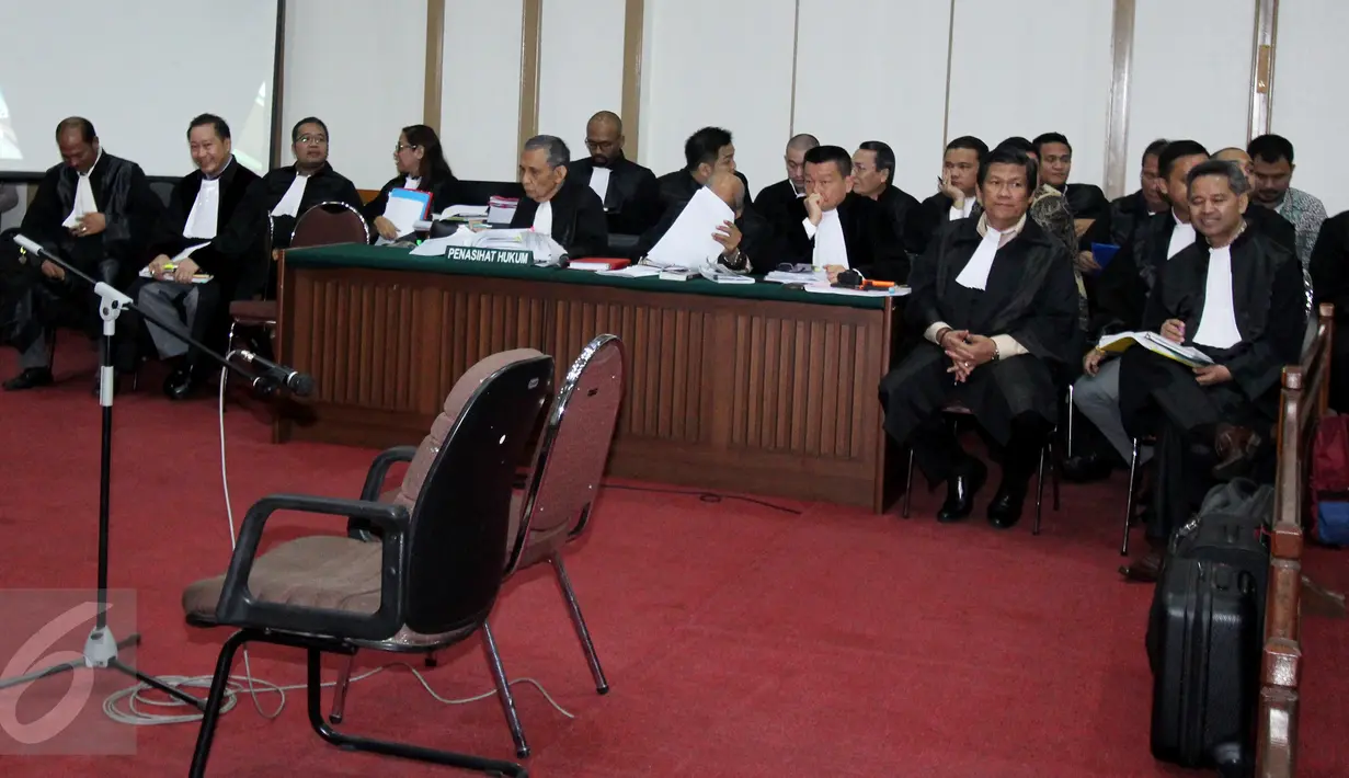 Kuasa hukum dari Basuki T Purnama bersiap menjalani persidangan Lanjutan dugaan penistaan agama di Kementan, Jakarta Selatan, Selasa (17/1). Sidang ke-6 ini juga mendengarkan 2 saksi penyidik dari Polres Bogor. (Liputan6.com/Resa Esnir/Pool)